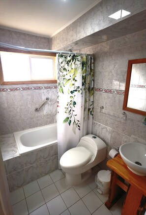 Business-Dreibettzimmer | Badezimmer | Dusche, Haartrockner, Handtücher
