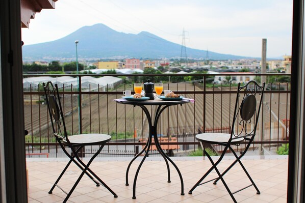 Frokost med lokale retter er inkludert hver dag
