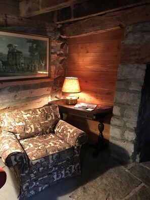 Interior - Historic Log Cabin Circa 1800 - Private - Less than 23 miles from Nashville (Hendersonville)