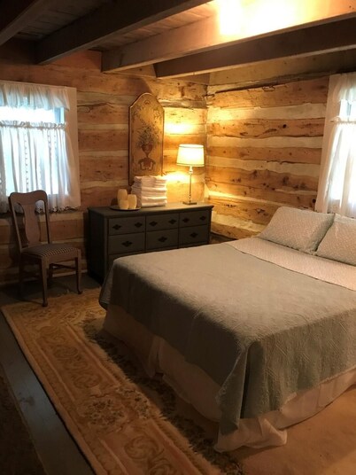 Historic Log Cabin Circa 1800 - Private - Less than 23 miles from Nashville