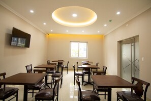 Free daily continental breakfast - Hostal Martinika (Lima)