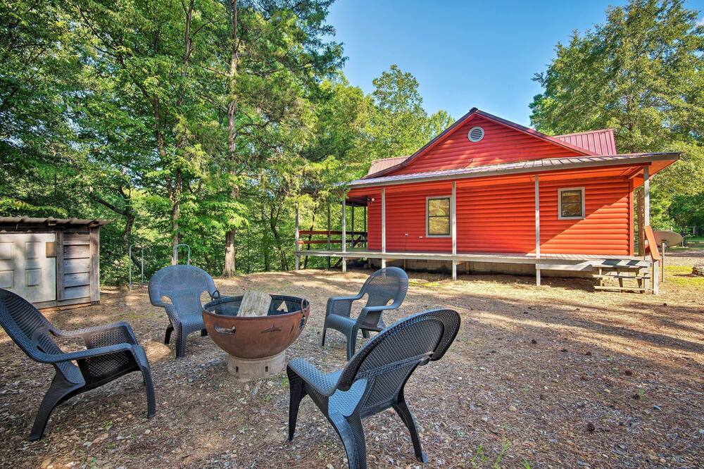 Broken Bow Cabin w\/ Deck on Mountain Fork River!
