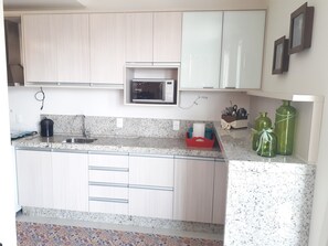 Geladeira, micro-ondas, fogão, cooktop