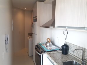 Geladeira, micro-ondas, fogão, cooktop
