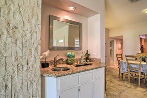 Dining - Palm Desert Country Club Home w/ Pool Access! (Palm Desert)
