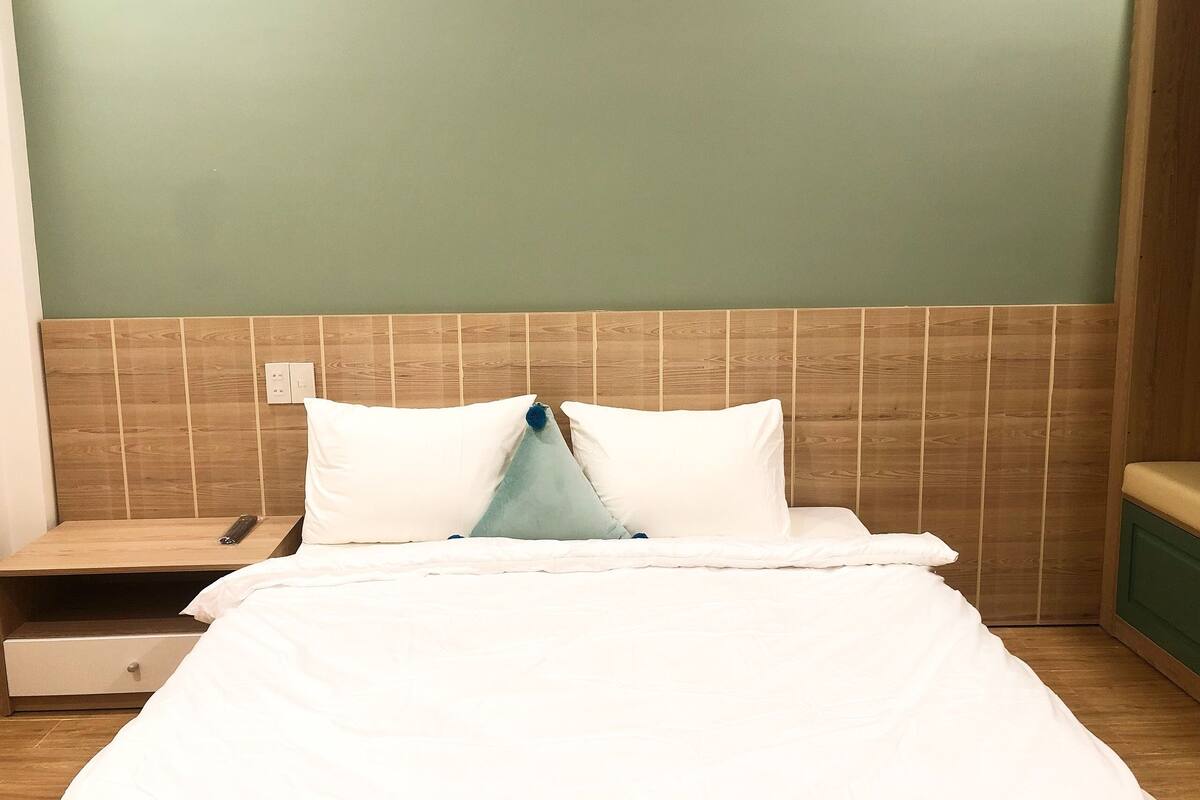 Enkeltrom | Minibar, individuelt innredet, skrivebord og blendingsgardiner