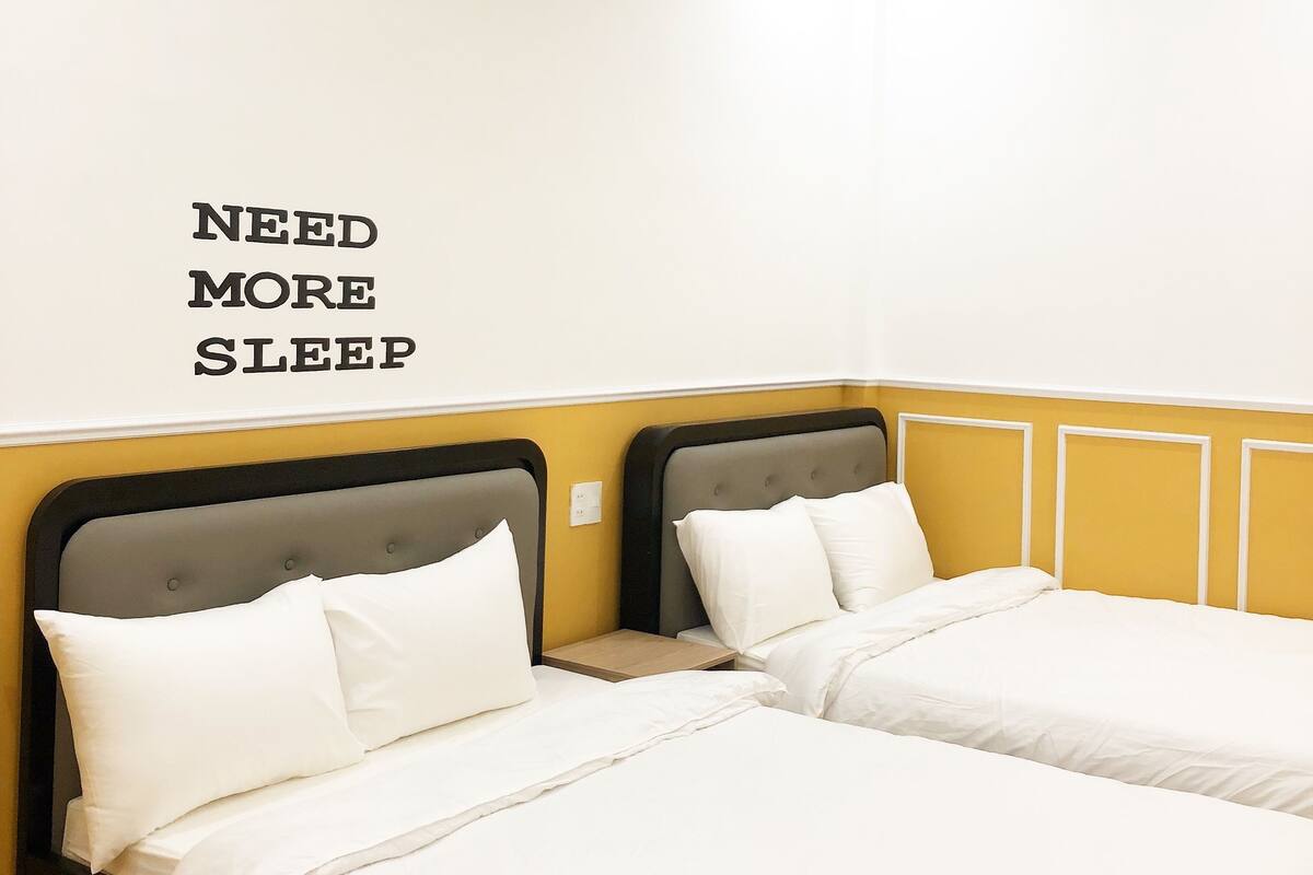 Dobbeltrom | Minibar, individuelt innredet, skrivebord og blendingsgardiner