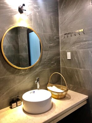 Dusj, toalettartikler (inkludert), hårføner og tøfler