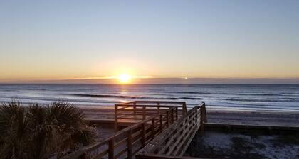 Charming Folly Beach Escape, Ocean views, Steps to Sand and Surf, Sleeps 10