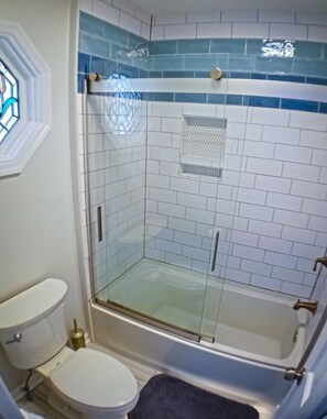Bañera con ducha, secador de pelo, toallas, jabón