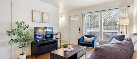 Smart TV, Netflix, Hulu, streaming services