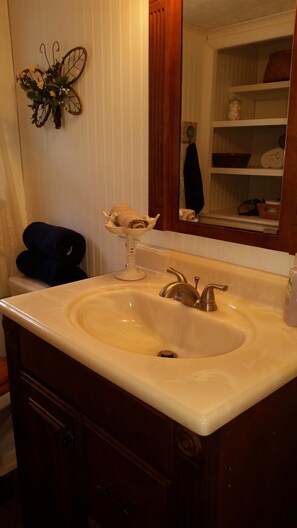 Een douche, een haardroger, handdoeken, zeep