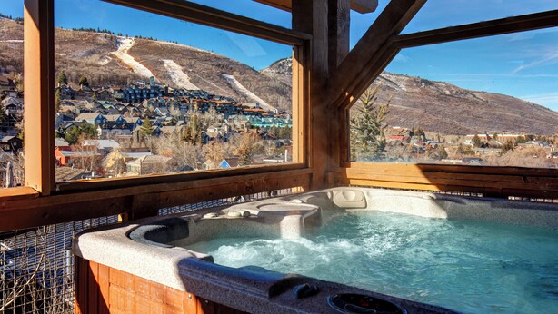 Un jacuzzi con vista a un pueblo de montaña.
