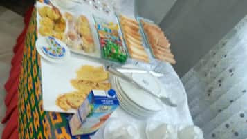 S'hi serveixen esmorzars, dinars i plats de cuina local i internacional