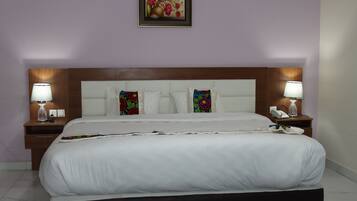 Executive Room | In-room safe, desk, laptop workspace, blackout drapes