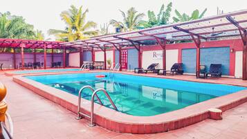 2 buitenzwembaden, ligstoelen bij het zwembad