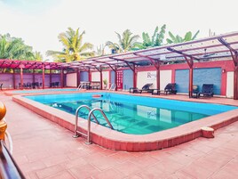 2 piscinas al aire libre, sillones reclinables de piscina