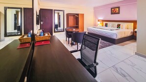 ห้องเอ็กเซกคิวทีฟ | ตู้นิรภัยในห้องพัก, โต๊ะทำงาน, พื้นที่ทำงานแบบใช้แล็ปท็อป, ผ้าม่านกันแสง