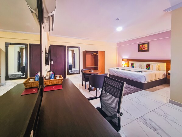 Executive Room | In-room safe, desk, laptop workspace, blackout drapes