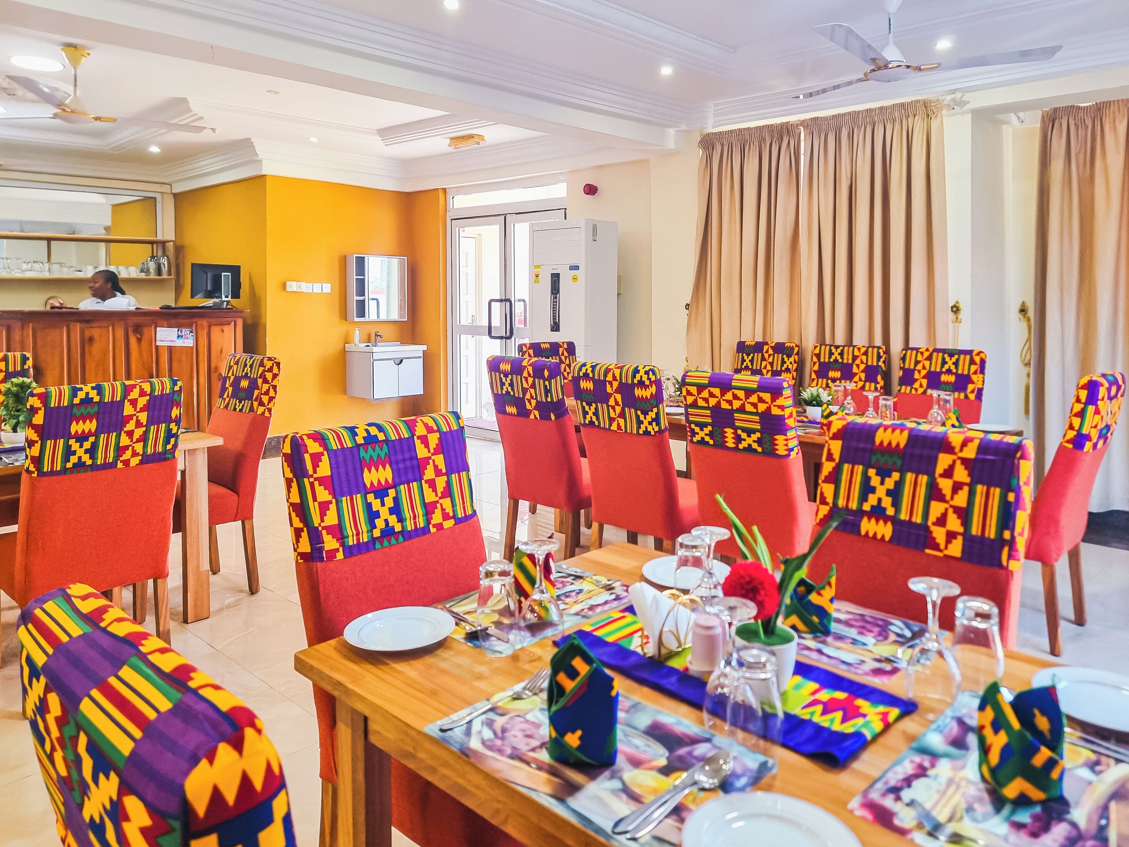 Menyajikan hidangan lokal dan internasional