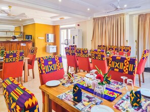 Frokost, lunsj og middag serveres, lokale og internasjonale retter 