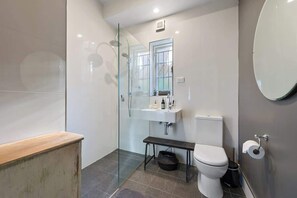 Dusche, Haartrockner, Handtücher, Seife