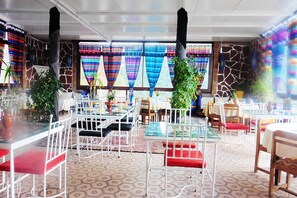 供應早餐、午餐和晚餐，摩洛哥料理