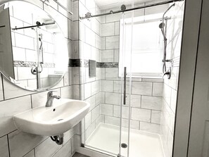 Douche, sèche-cheveux, serviettes fournies