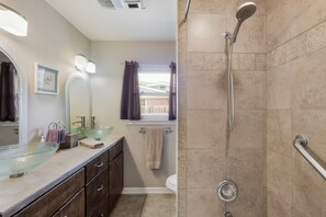 Hair dryer, towels, shampoo, toilet paper - Sage Suite II - Safe, Cozy & Pet Friendly. (San Antonio)