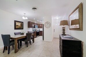Dining - Sage Suite II - Safe, Cozy & Pet Friendly. (San Antonio)