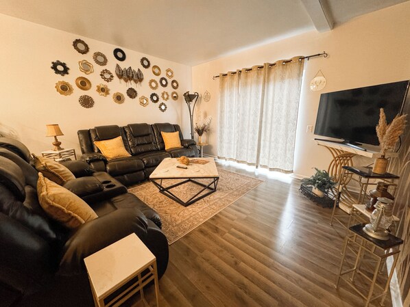 Smart TV, Netflix, books, streaming services