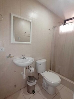Habitación triple económica | Baño | Regadera, regadera tipo lluvia, toallas, jabón 