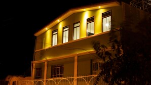 Voorkant accommodatie - avond/nacht