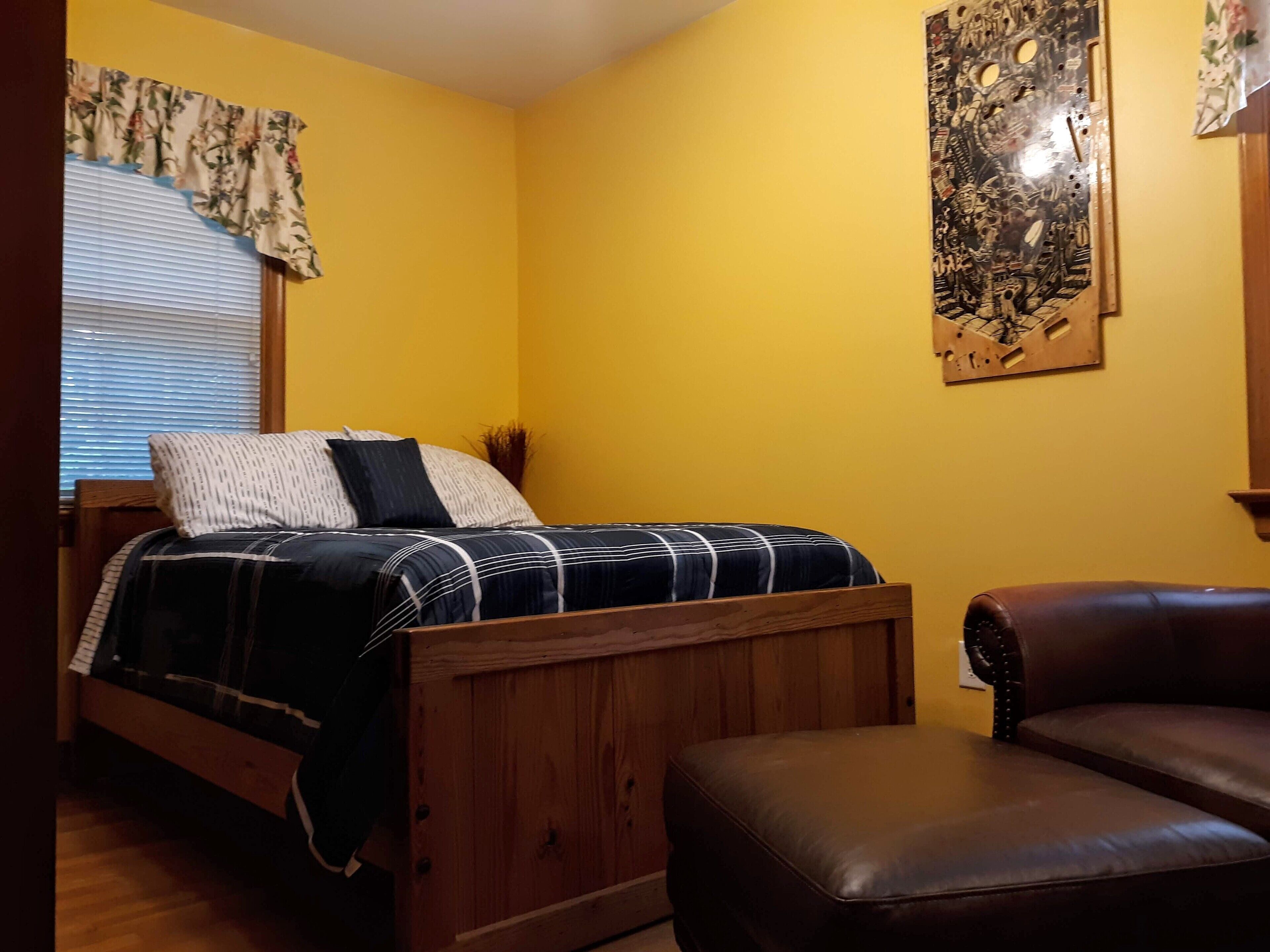 3 habitaciones, tabla de planchar con plancha, wifi y ropa de cama 