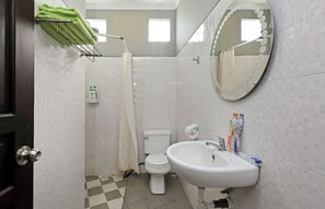 Towels, shampoo, toilet paper