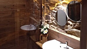Twin Room | Bathroom - Albergue Atrio - Hostel (Triacastela)