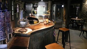 Bar (on property) - Albergue Atrio - Hostel (Triacastela)