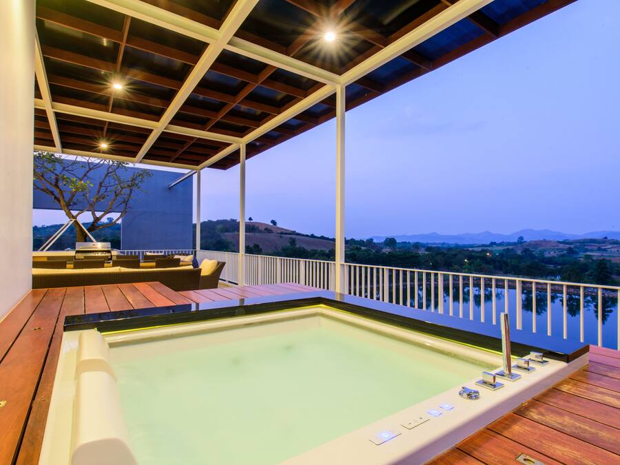 Penthouse with Lake View | Deep soaking bathtub
