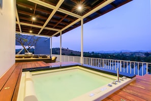 Penthouse with Lake View | Deep soaking bathtub