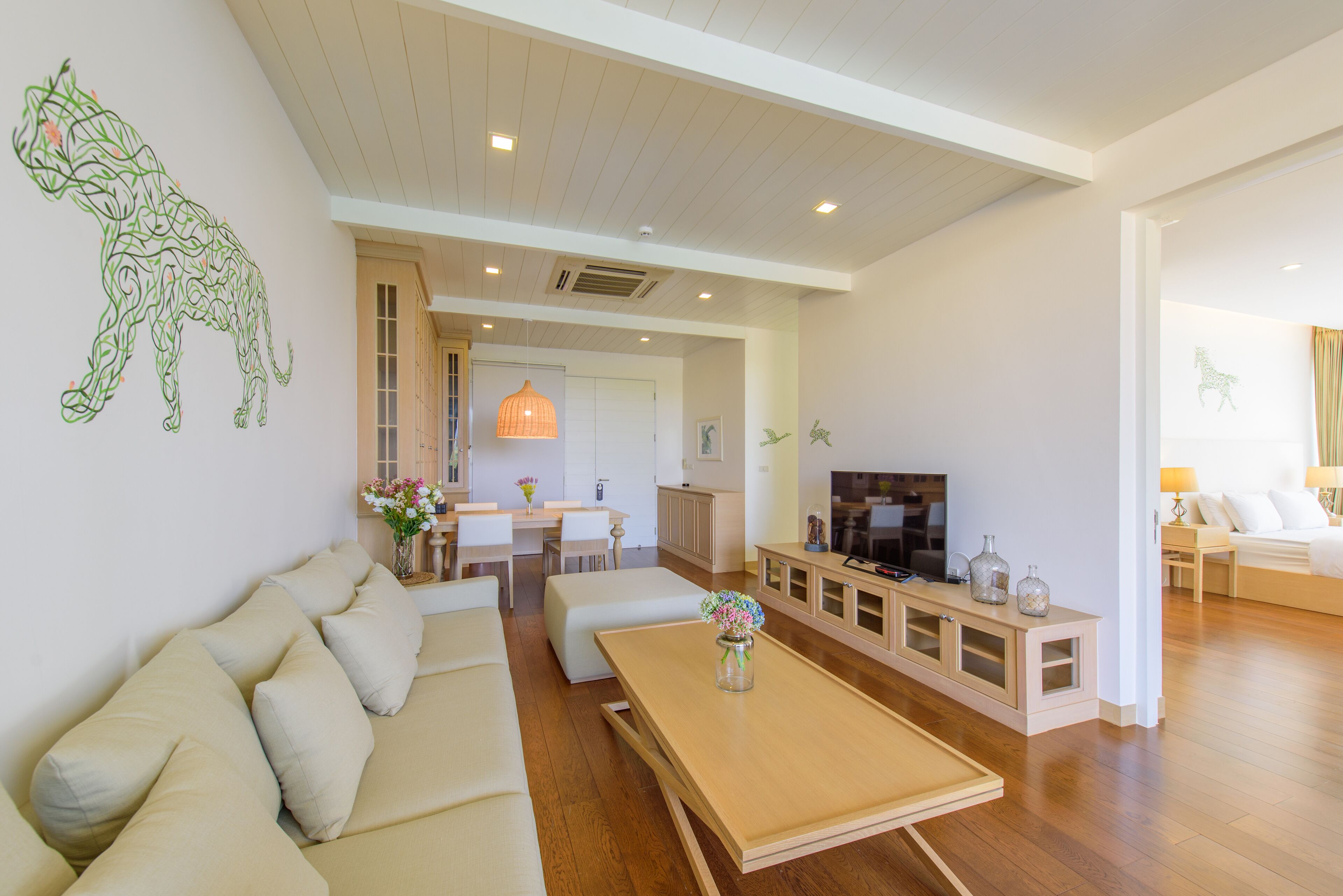 Suite with Lake View | リビングルーム | 42 インチのLED テレビ (ケーブル放送視聴可)、テレビ