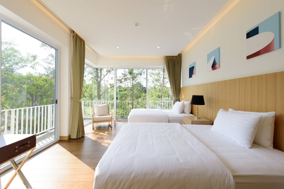 Suite with Mountain View | Caja fuerte, escritorio, cortinas opacas y camas supletorias