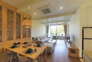 Suite with Creek View | In-room dining