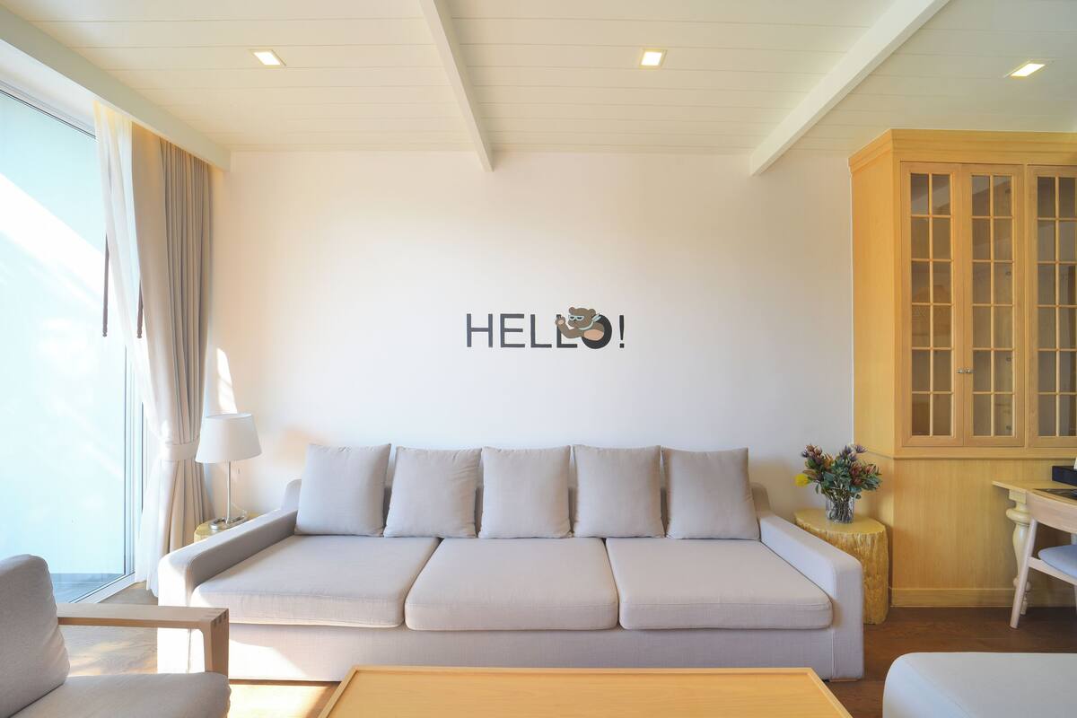 Suite with Mountain View | リビング エリア | 42 インチのLED テレビ (ケーブル放送視聴可)、テレビ