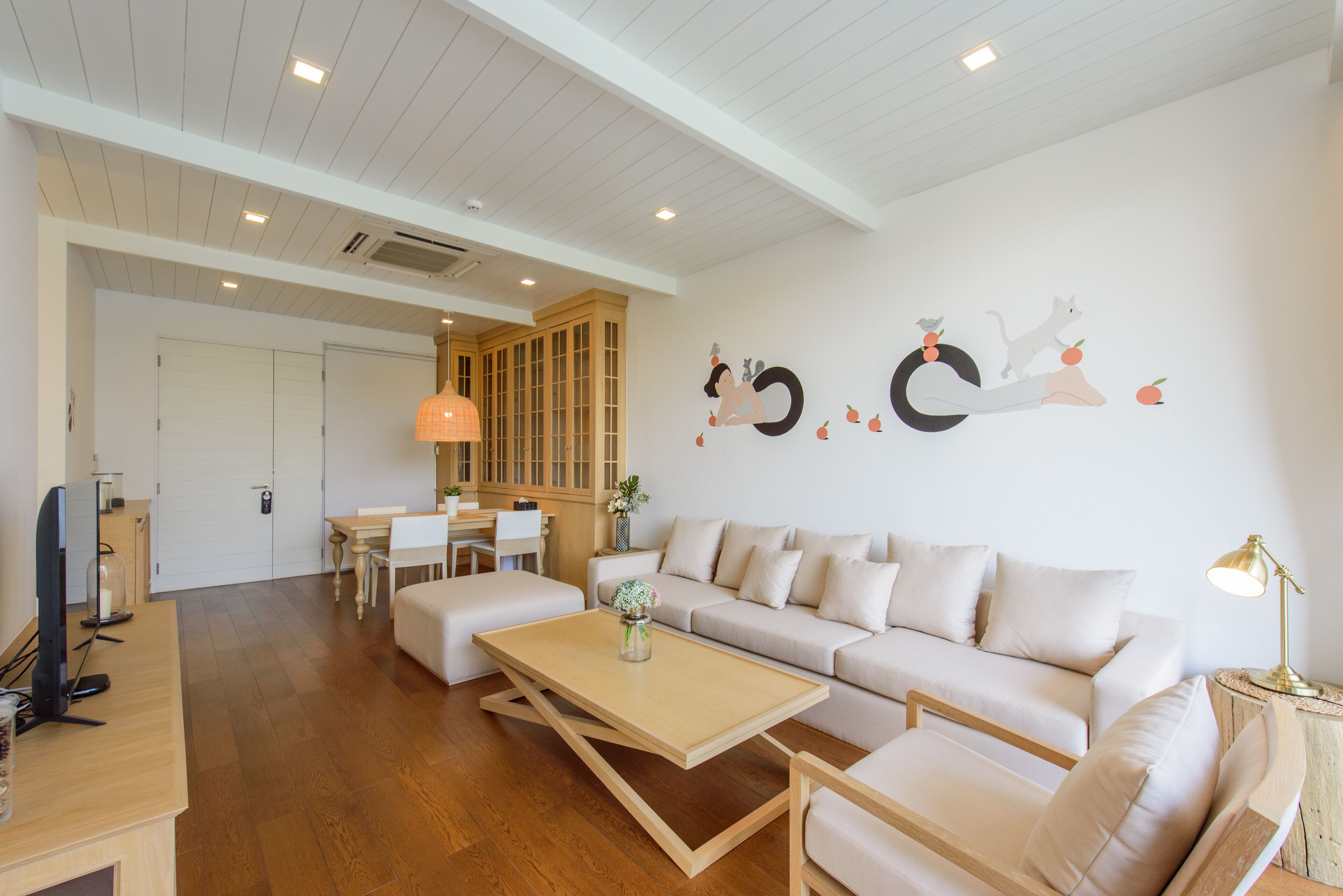 Una sala de estar moderna con un sofá, una mesa de centro y una zona de comedor con sillas y una mesa.
