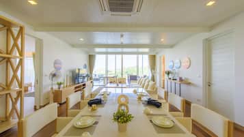 Penthouse with Lake View | Living room | 42-inch LED TV with cable channels, TV