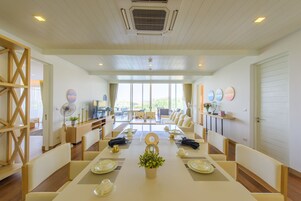 Penthouse with Lake View | Vardagsrum | 42-tums LED-tv med kabelkanaler och tv