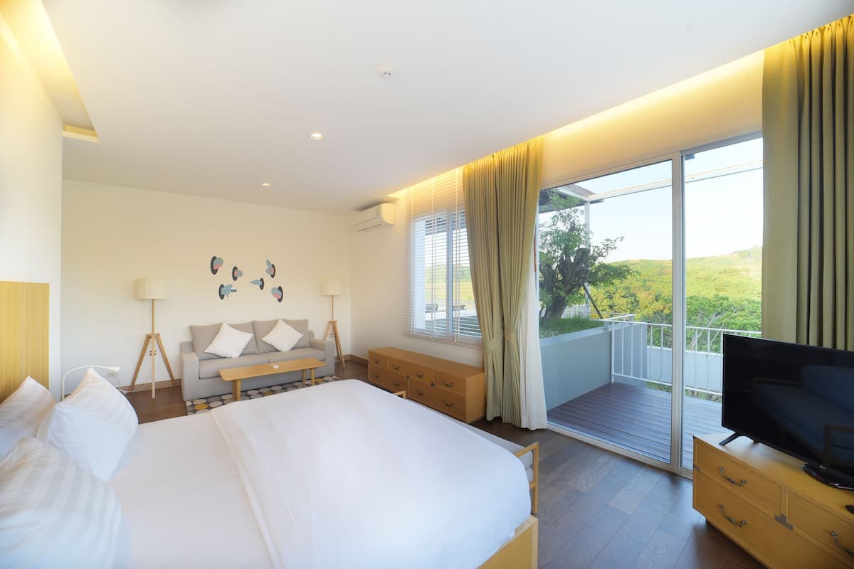 Penthouse with Creek View | 2 bedrooms, in-room safe, individually decorated, individually furnished