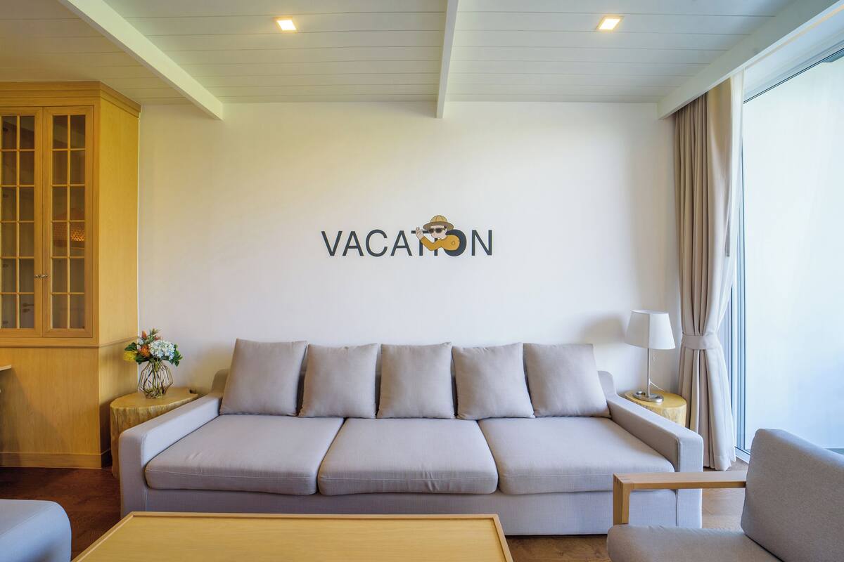 Suite with Creek View | リビング エリア | 42 インチのLED テレビ (ケーブル放送視聴可)、テレビ