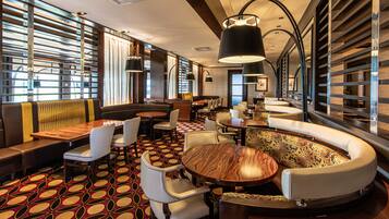 3 restaurantes; se sirve desayuno, almuerzo, cena y brunch