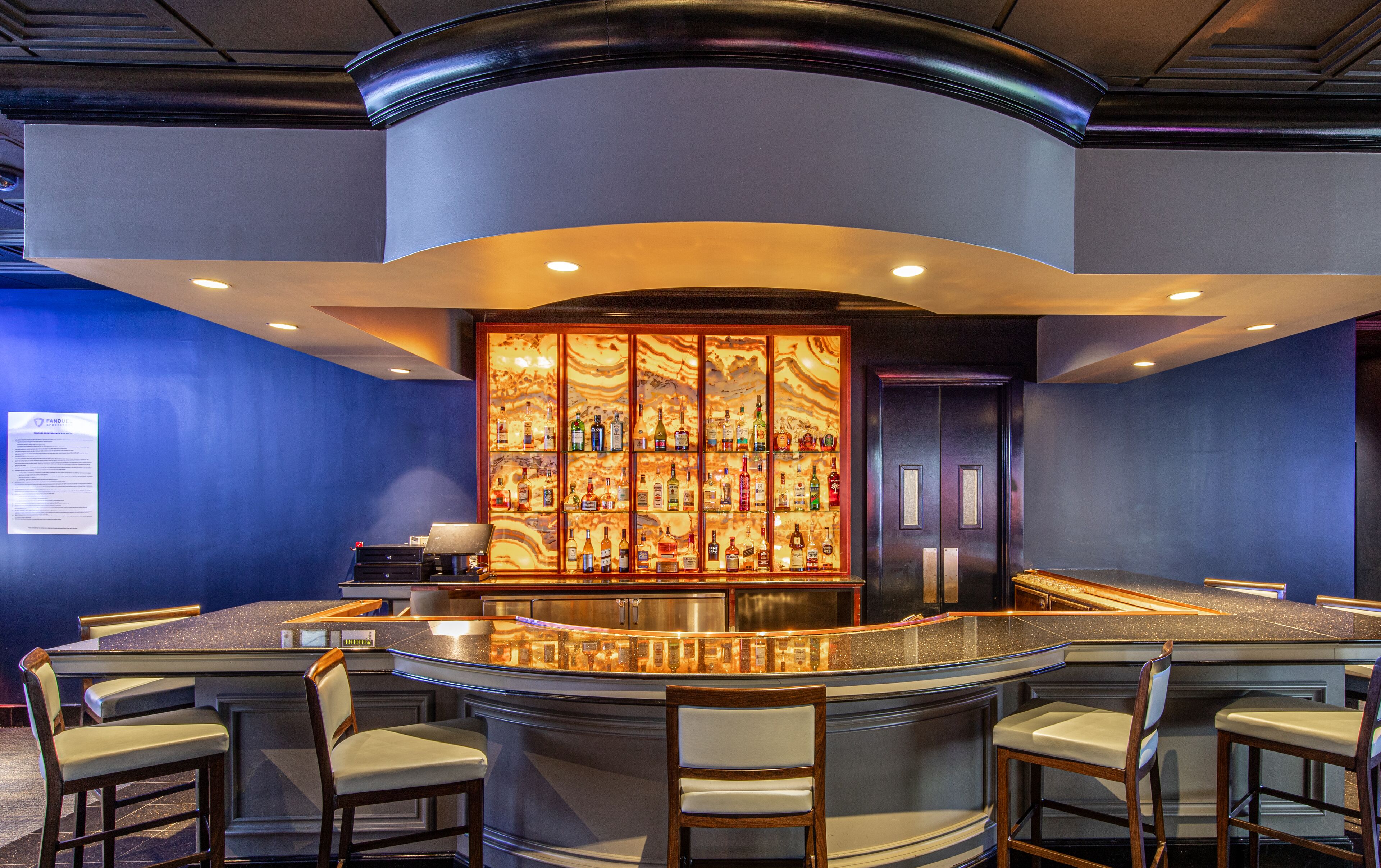 2 bars/lounges